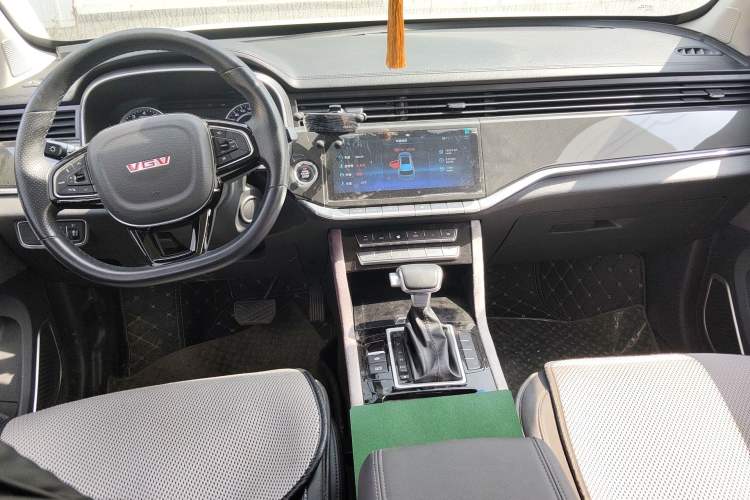 Used Sinotruk VGV U70 2020 1.5T Automatic Smart Luxury 7-Seater Center Console