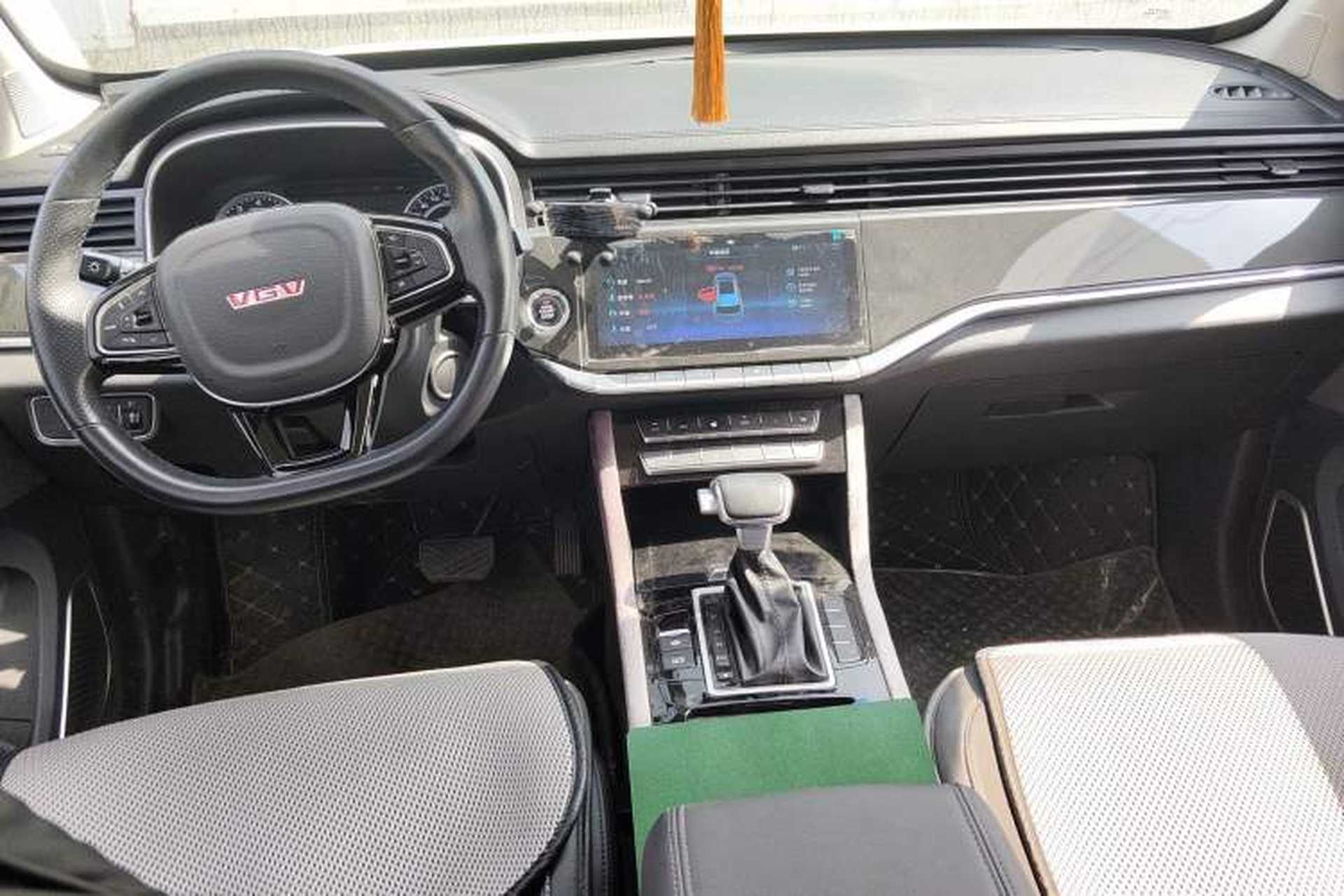 Used Sinotruk VGV U70 2020 1.5T Automatic Smart Luxury 7-Seater Center Console