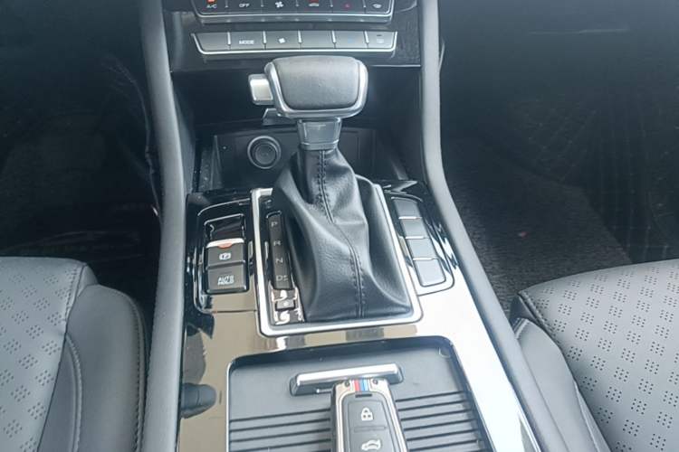 Used Sinotruk VGV U70 2020 1.5T Automatic Smart Enjoyment Elite Version 7 Seats Gear Lever