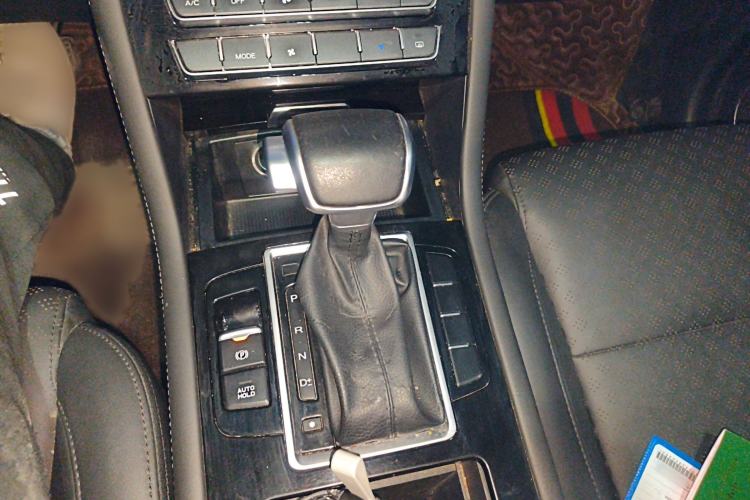 Used Sinotruk VGV U70 2020 1.5T Automatic Smart Luxury 7-Seater Gear Lever
