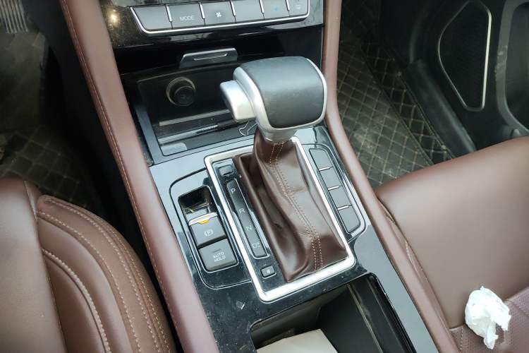 Used Sinotruk VGV U70 2020 1.5T Automatic Smart Luxury 7-Seater Gear Lever