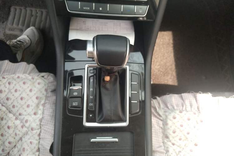 Used Sinotruk VGV U70 2020 1.5T Automatic Smart Luxury 7-Seater Gear Lever