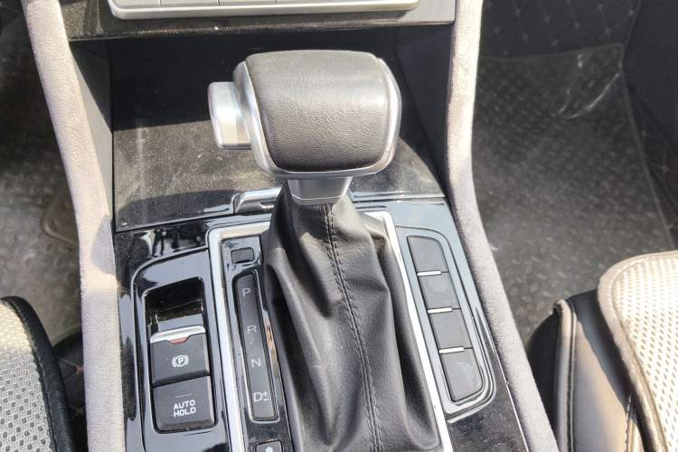Used Sinotruk VGV U70 2020 1.5T Automatic Smart Luxury 7-Seater Gear Lever