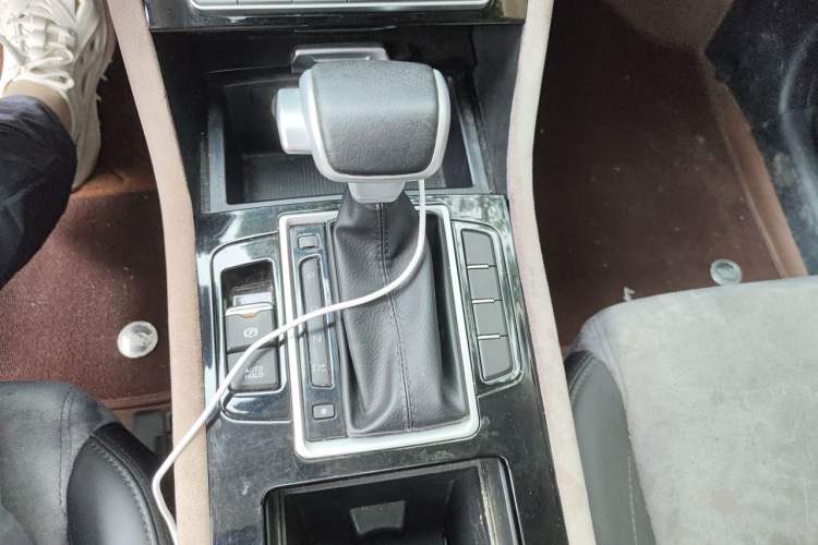 Used Sinotruk VGV U70 2020 1.5T Automatic Smart Luxury 7-Seater Gear Lever