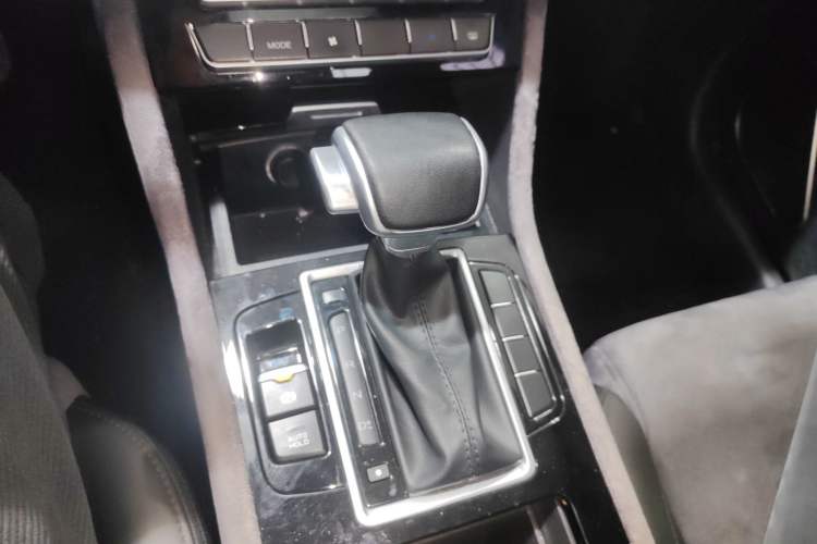 Used Sinotruk VGV U70 2020 1.5T Automatic Smart Luxury 7-Seater Gear Lever