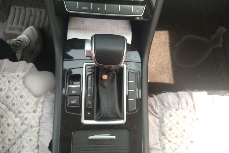Used Sinotruk VGV U70 2020 1.5T Automatic Smart Luxury 7-Seater Gear Lever