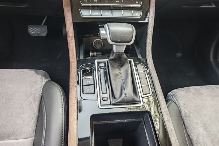 Used Sinotruk VGV U70 2020 1.5T Automatic Smart Luxury 7-Seater Gear Lever