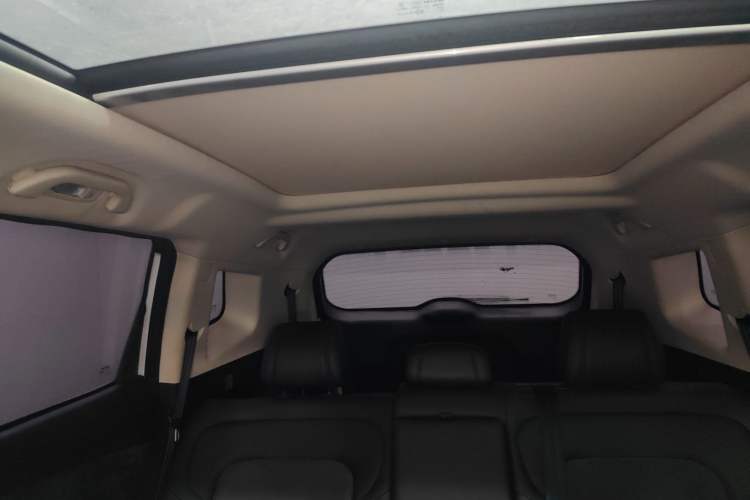 Used Sinotruk VGV U70 2020 1.5T Automatic Smart Luxury 7-Seater Headliner