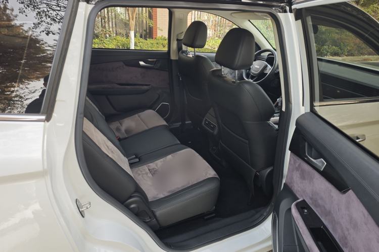 Used Sinotruk VGV U70 2020 1.5T Automatic Smart Luxury 7-Seater Interior 6
