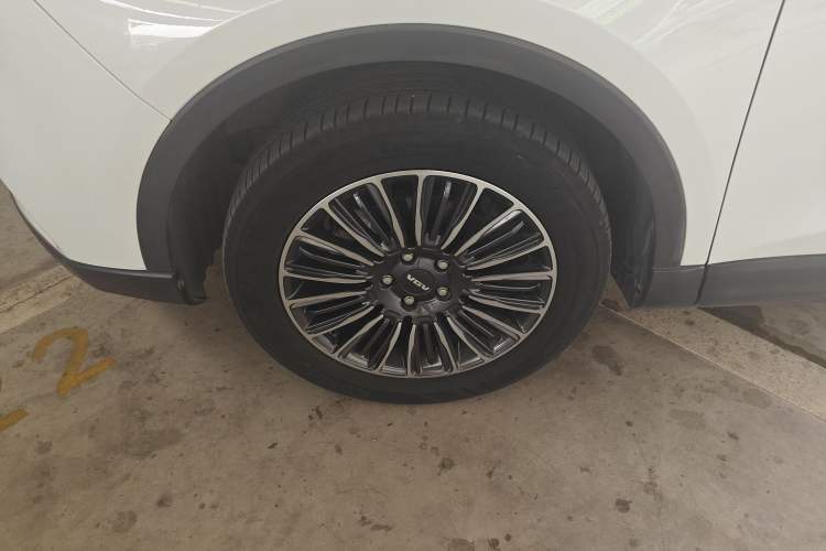 Used Sinotruk VGV U70 2020 1.5T Automatic Smart Luxury Edition 5 Seats Left Front Wheel Hub