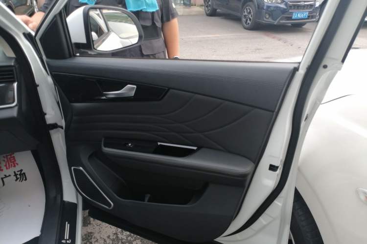Used Sinotruk VGV U70 2020 1.5T Manual Elite Sunroof Version 7 Seats Right Front Door Interior