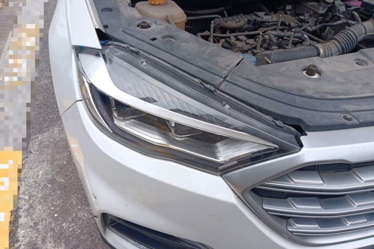 Used Sinotruk VGV U70 2020 1.5T Automatic Smart Luxury 7-Seater Right Front Headlight