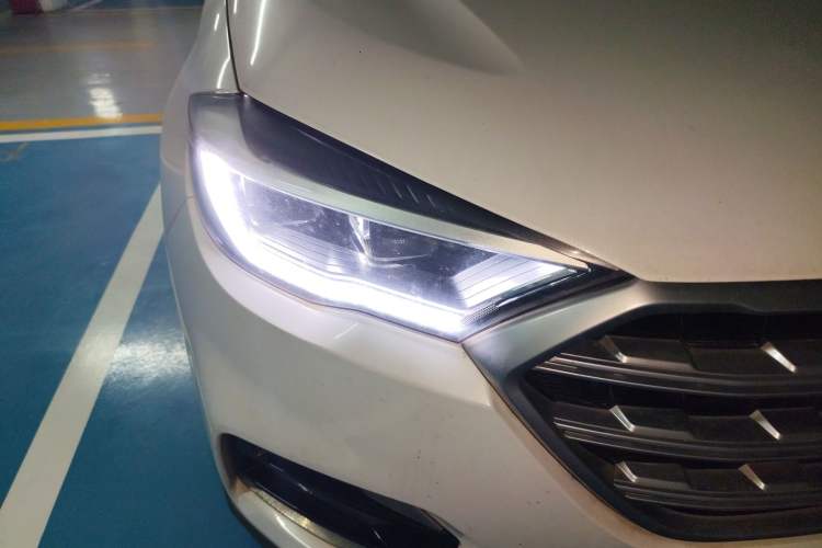 Used Sinotruk VGV U70 2020 1.5T Automatic Smart Luxury 7-Seater Right Front Headlight