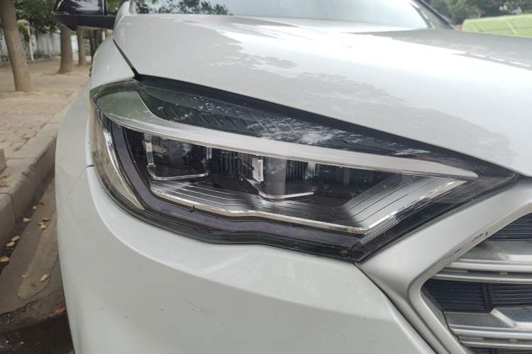 Used Sinotruk VGV U70 2020 1.5T Automatic Smart Luxury 7-Seater Right Front Headlight