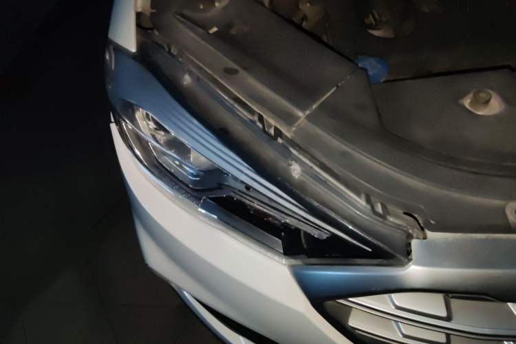 Used Sinotruk VGV U70 2020 1.5T Automatic Smart Enjoyment Elite Version 7 Seats Right Front Headlight