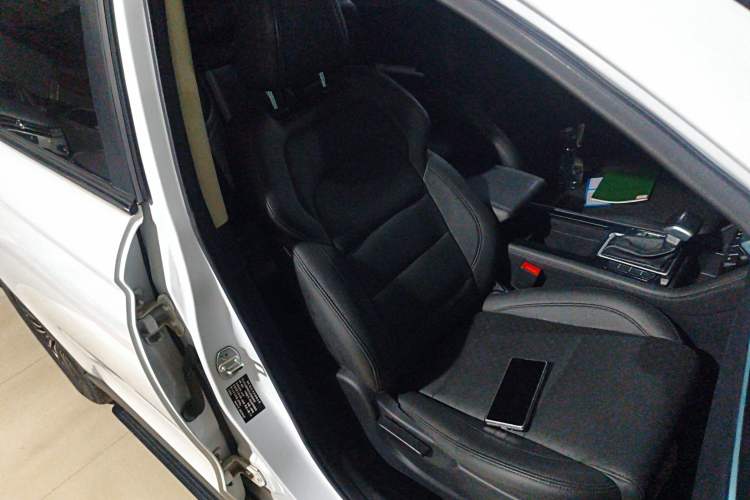 Used Sinotruk VGV U70 2020 1.5T Automatic Smart Luxury 7-Seater Right Front Seat