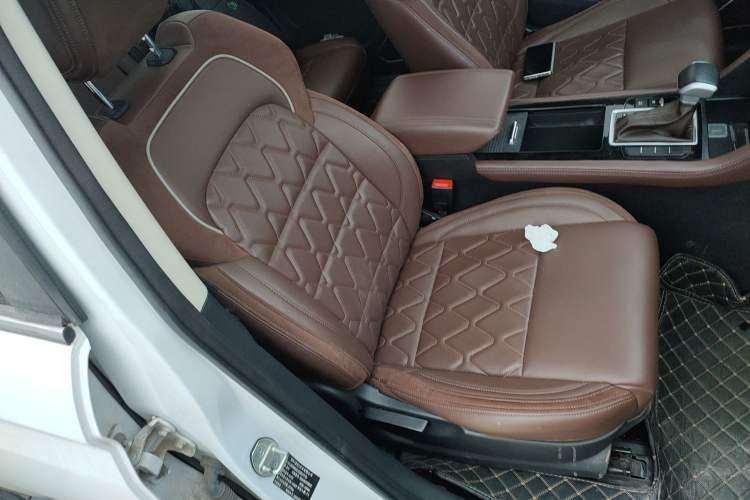 Used Sinotruk VGV U70 2020 1.5T Automatic Smart Luxury 7-Seater Right Front Seat