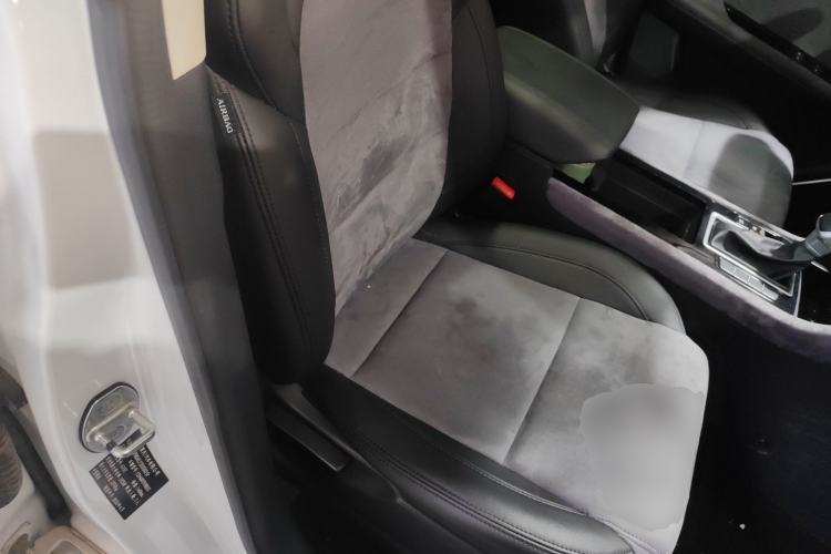 Used Sinotruk VGV U70 2020 1.5T Automatic Smart Luxury 7-Seater Right Front Seat