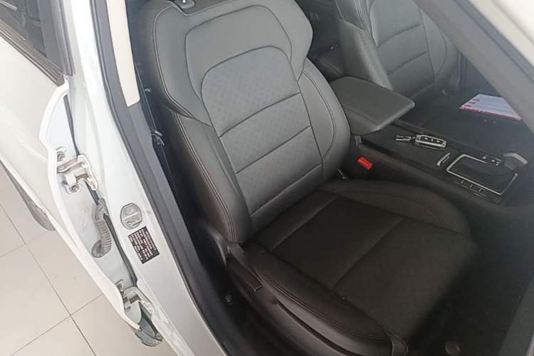 Used Sinotruk VGV U70 2020 1.5T Automatic Smart Enjoyment Elite Version 7 Seats Right Front Seat