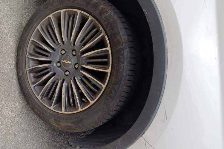 Used Sinotruk VGV U70 2020 1.5T Automatic Smart Luxury 7-Seater Right Front Wheel Hub