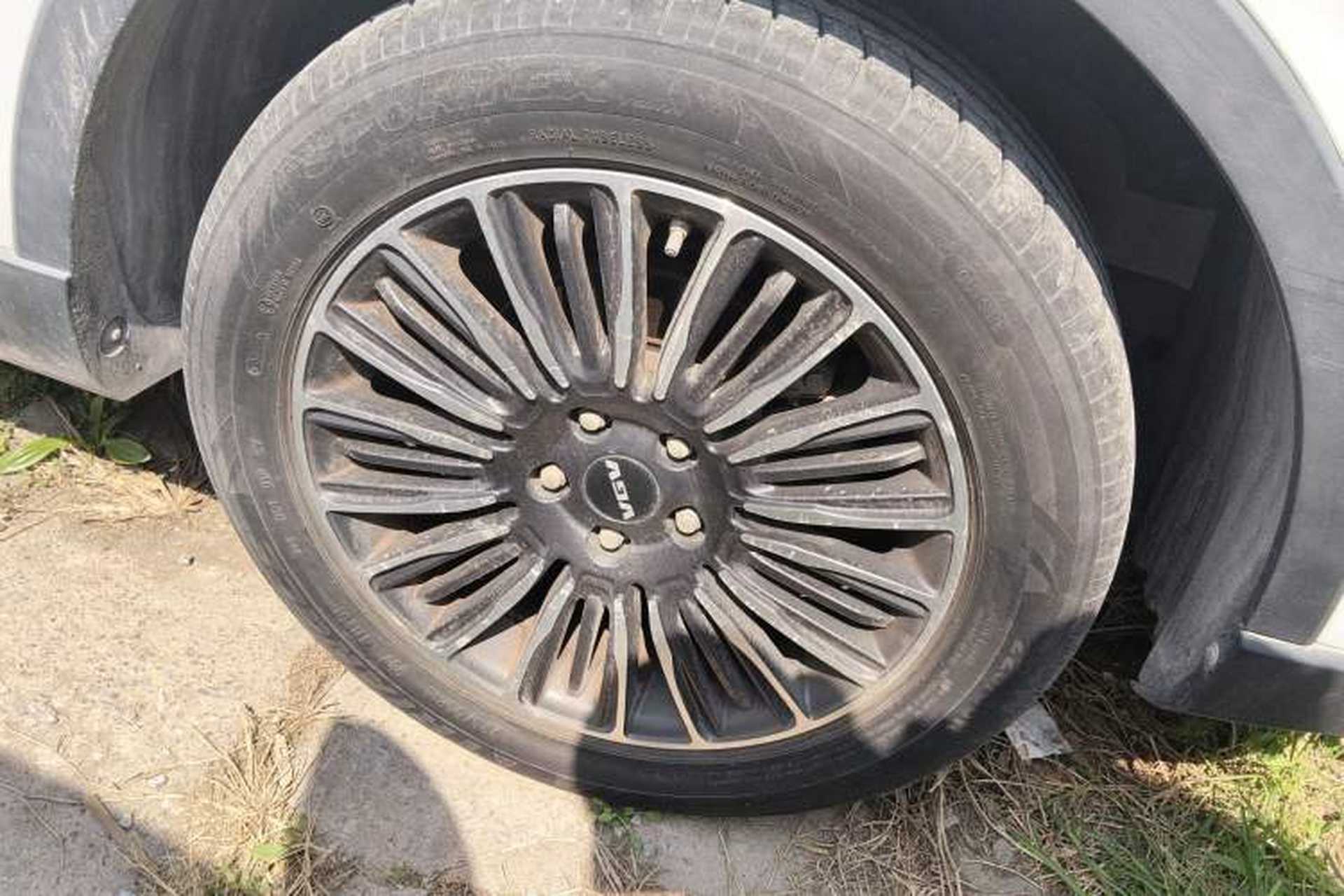 Used Sinotruk VGV U70 2020 1.5T Automatic Smart Luxury 7-Seater Right Front Wheel Hub