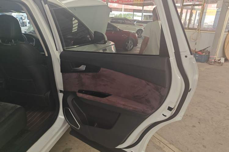 Used Sinotruk VGV U70 2020 1.5T Automatic Smart Luxury Edition 5 Seats Right Rear Door Interior
