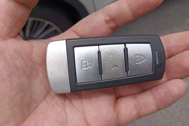 Used Sinotruk VGV U70 2020 1.5T Automatic Smart Luxury 7-Seater Vehicle Key