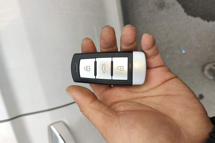Used Sinotruk VGV U70 2020 1.5T Automatic Smart Luxury 7-Seater Vehicle Key