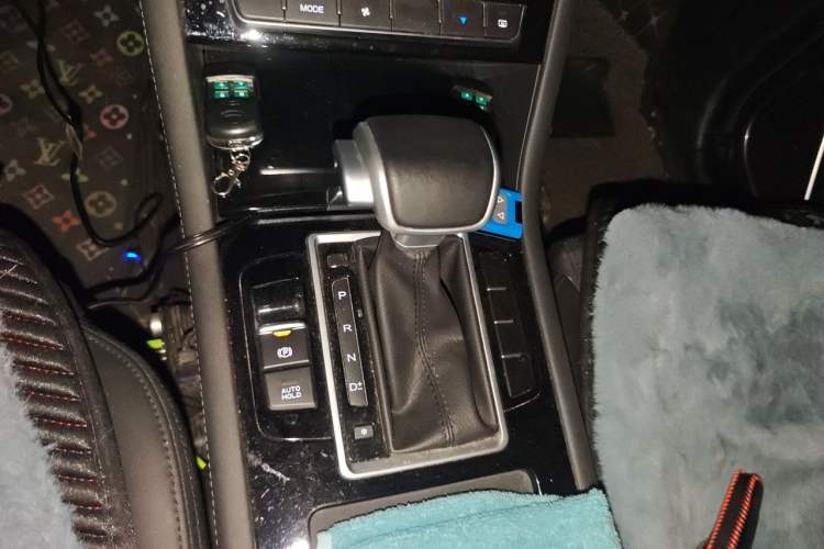 Used Sinotruk VGV U70 2021 1.5T Automatic Youyue Edition 7-Seater Gear Lever