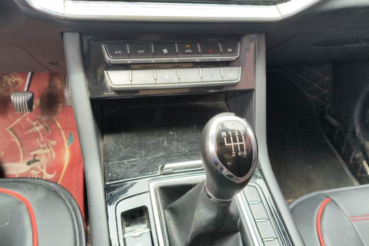 Used Sinotruk VGV U70 2021 1.5T Manual Enjoy Edition 7-Seater Gear Lever