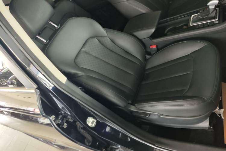 Used Sinotruk VGV U70 2021 1.5T Automatic Youyue Edition 7-Seater Right Front Seat