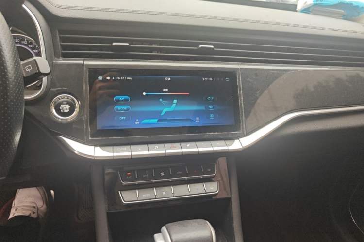 Used Sinotruk VGV U70 2021 1.5T Automatic Luxury Edition 7-Seater Audio And AC Panel