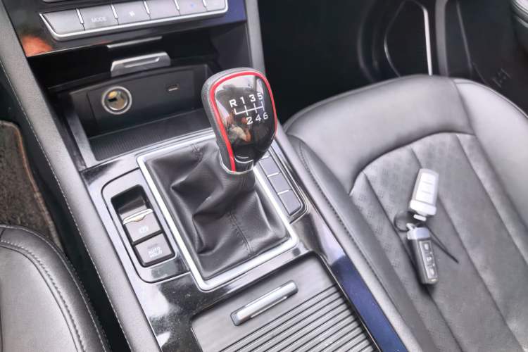 Used Sinotruk VGV U70 2021 1.5T Manual Enjoy Edition 7-Seater Gear Lever