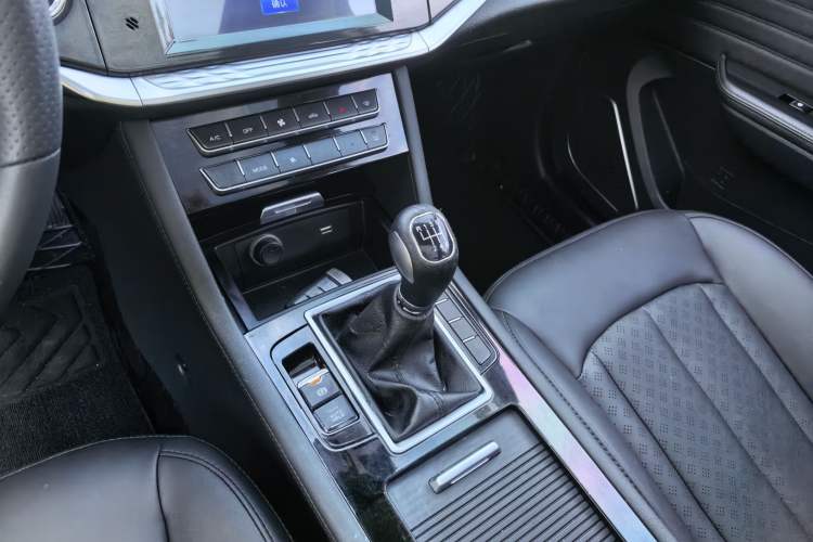Used Sinotruk VGV U70 2021 1.5T Manual Enjoy Edition 7-Seater Gear Lever