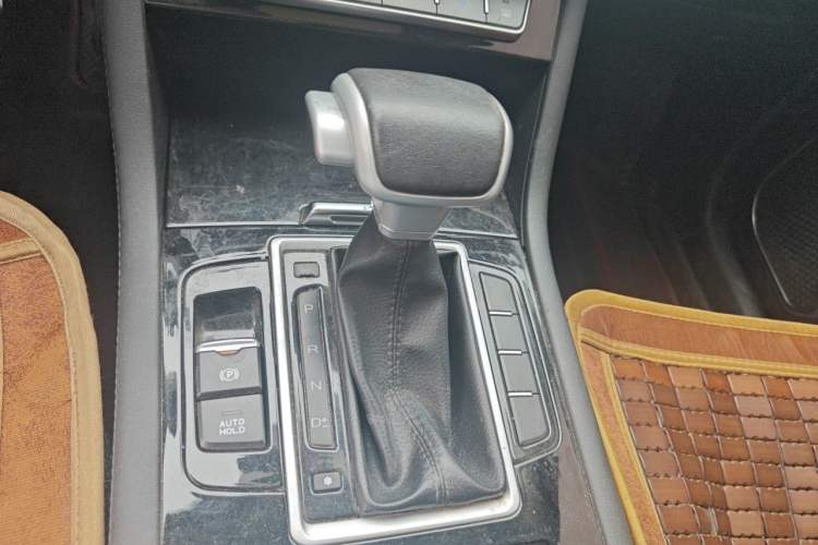 Used Sinotruk VGV U70 2021 1.5T Automatic Luxury Edition 7-Seater Gear Lever