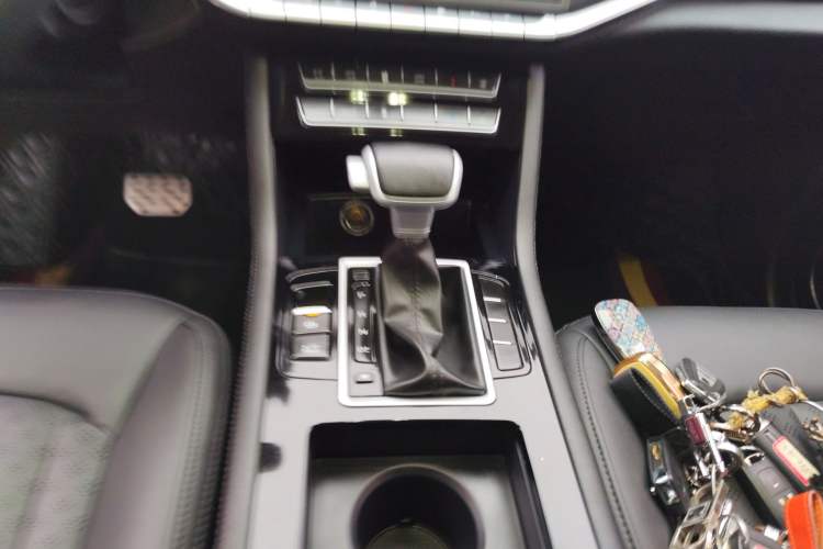 Used Sinotruk VGV U70 2021 1.5T Automatic Youyue Edition 7-Seater Gear Lever