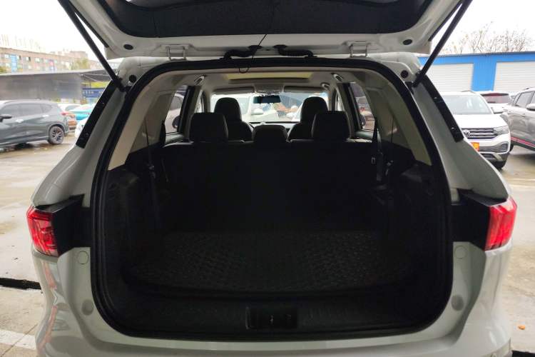 Used Sinotruk VGV U70 2021 1.5T Automatic Youyue Edition 7-Seater Trunk