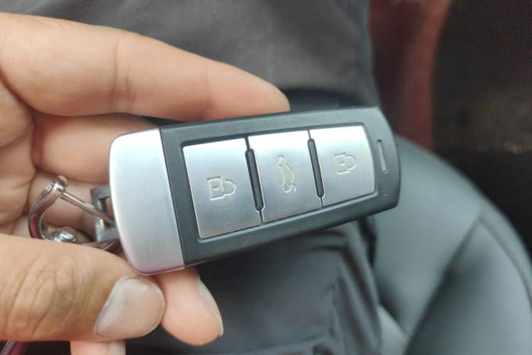 Used Sinotruk VGV U70 2021 1.5T Manual Enjoy Edition 7-Seater Vehicle Key