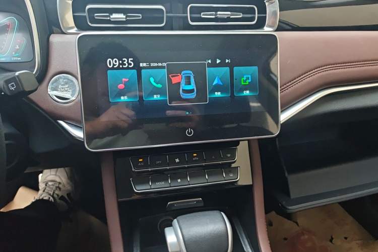 Used Sinotruk VGV U70Pro 2022 1.5T Automatic Youyue Edition 7-Seater Audio And AC Panel