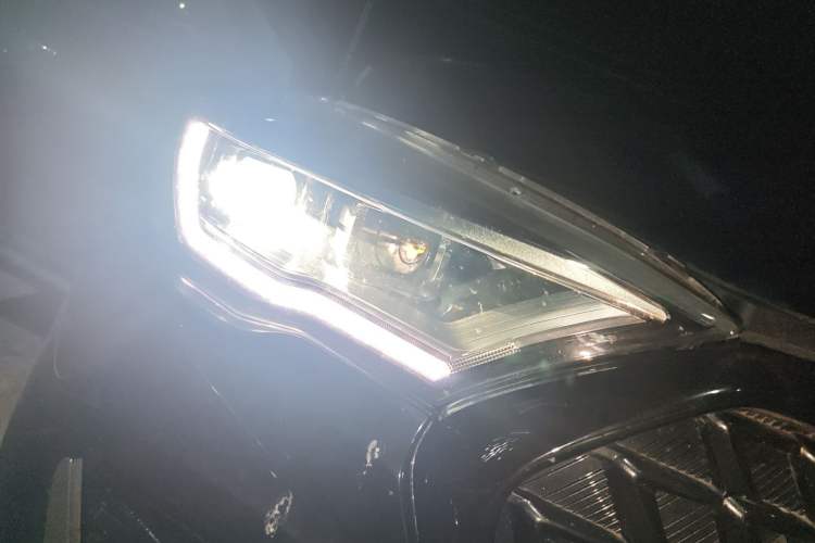 Used Sinotruk VGV U75PLUS 2021 2.0 TGDI Luxury Pro 7-Seater Right Front Headlight