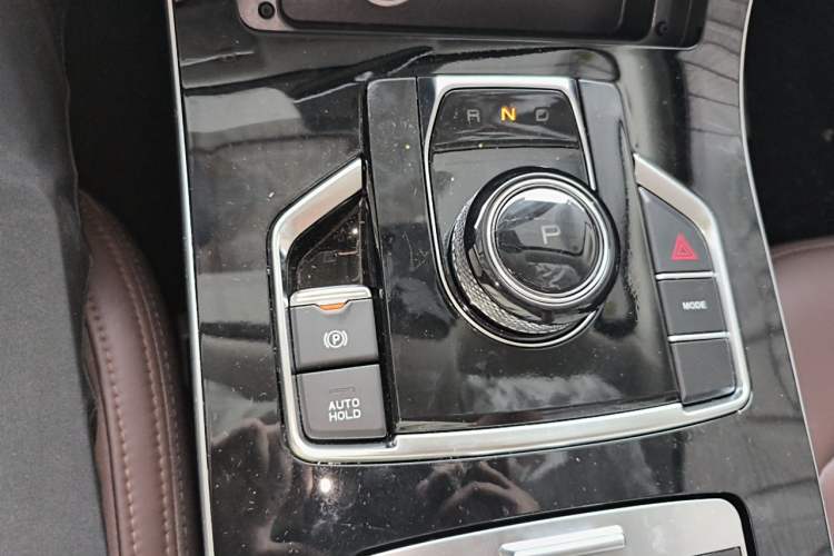 Used Sinotruk VGV U75PLUS 2021 2.0 TGDI Luxury Pro 7-Seater Gear Lever