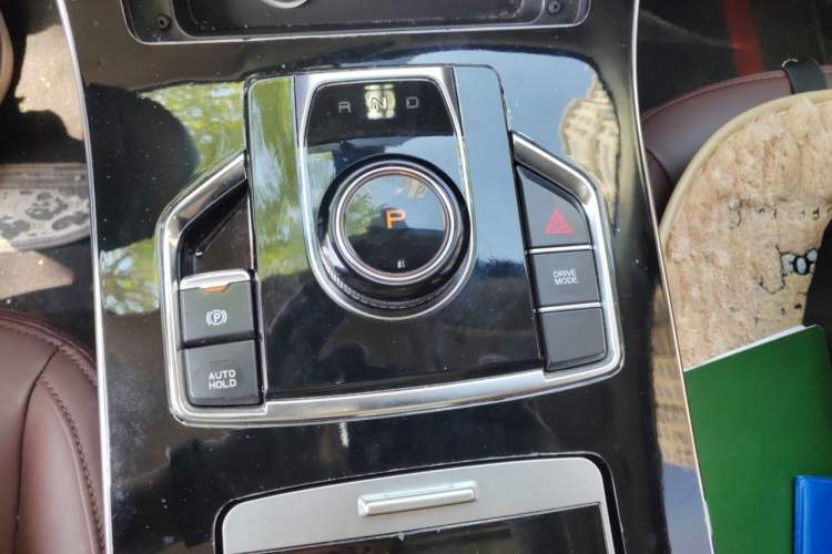 Used Sinotruk VGV U75PLUS 2021 2.0 TGDI Luxury Pro 7-Seater Gear Lever