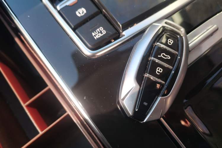 Used Sinotruk VGV U75PLUS 2021 2.0 TGDI Luxury Pro 5-Seater Vehicle Key