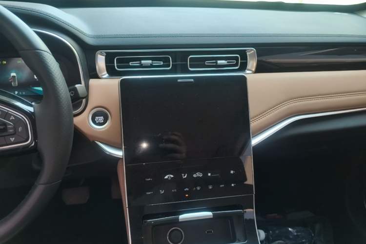 Used Sinotruk VGV VX7 2022 2.0T Automatic Elite Edition HY4C20B Audio And AC Panel