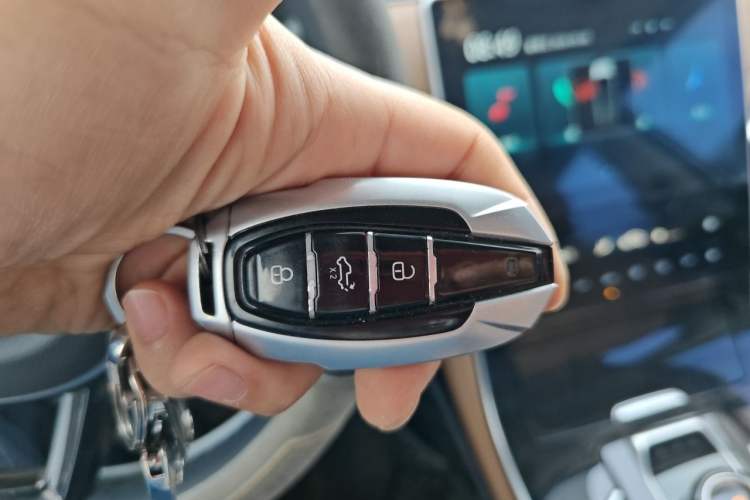 Used Sinotruk VGV VX7 2022 2.0T Automatic Elite Edition HY4C20B Vehicle Key