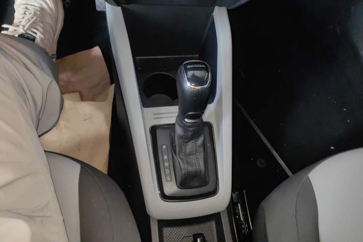 Used Skoda Fabia 2017 1.4L Automatic Car Enjoy Edition Gear Lever