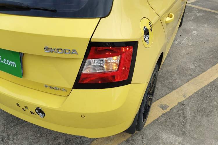 Used Skoda Fabia 2015 1.6L Automatic Sport Edition Exterior 6