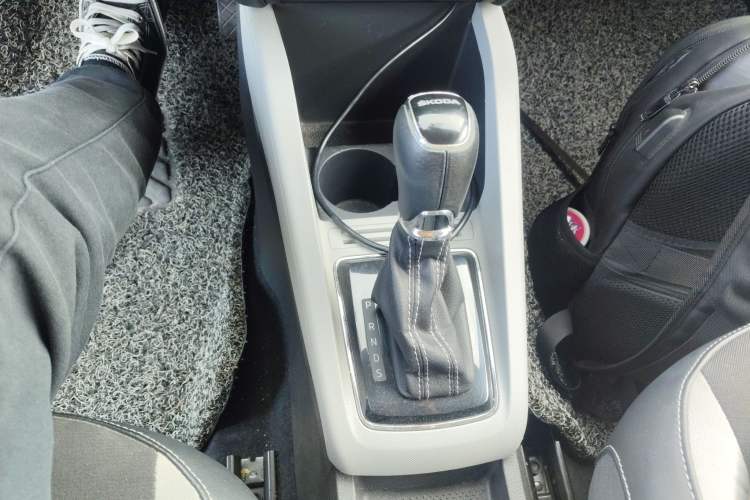 Used Skoda Fabia 2015 1.6L Automatic Sport Edition Gear Lever
