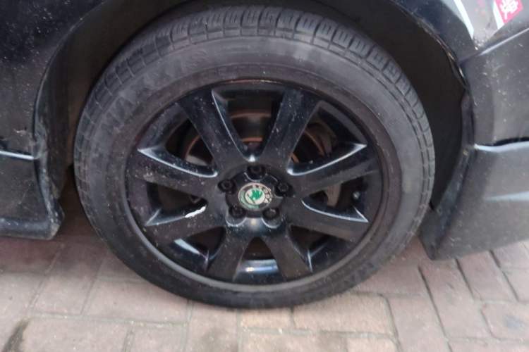 Used Skoda Fabia 2008 1.6L Automatic Crystal Edition Right Front Wheel Hub
