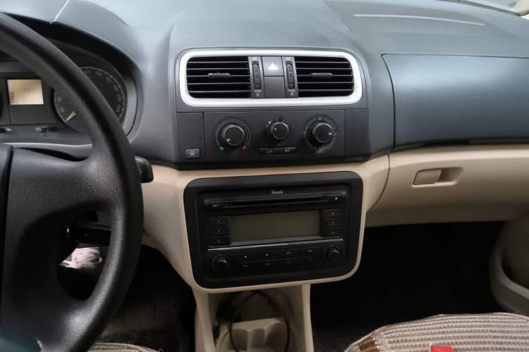 Used Skoda Fabia 2008 1.4L Manual Crystal Edition Audio And AC Panel